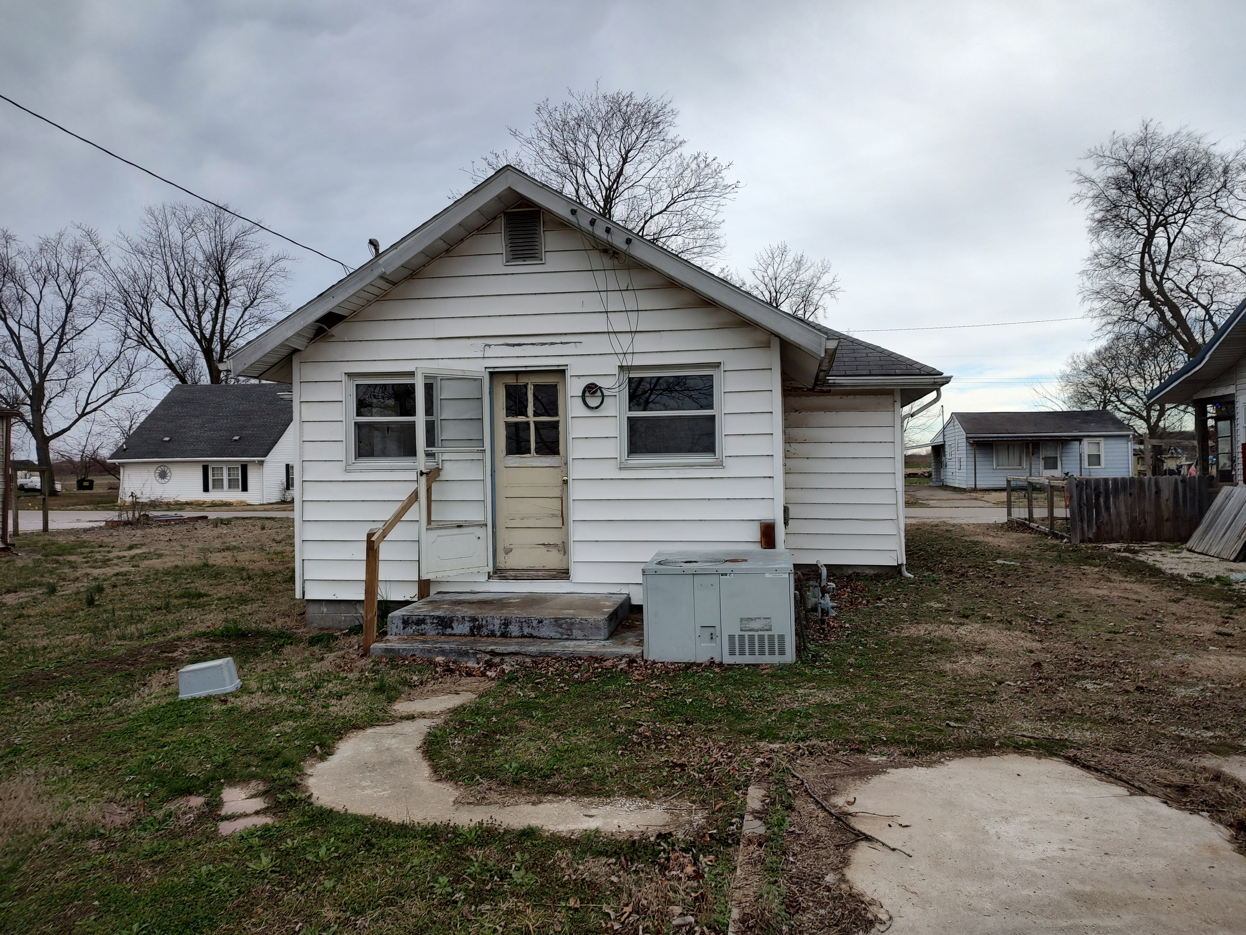 220 S Main St Griffin IN 47616